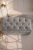 lawka-glam-pikowana-chesterfield-jasnoszara-przedpokoj-siedzisko.png